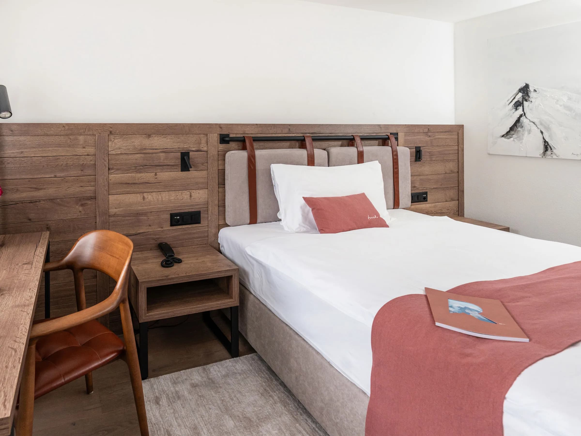 Doppelzimmer im Hotel Krone in Sarnen mit Wandverkleidung aus Holz, Schreibtisch und gepolstertem Kopfteil