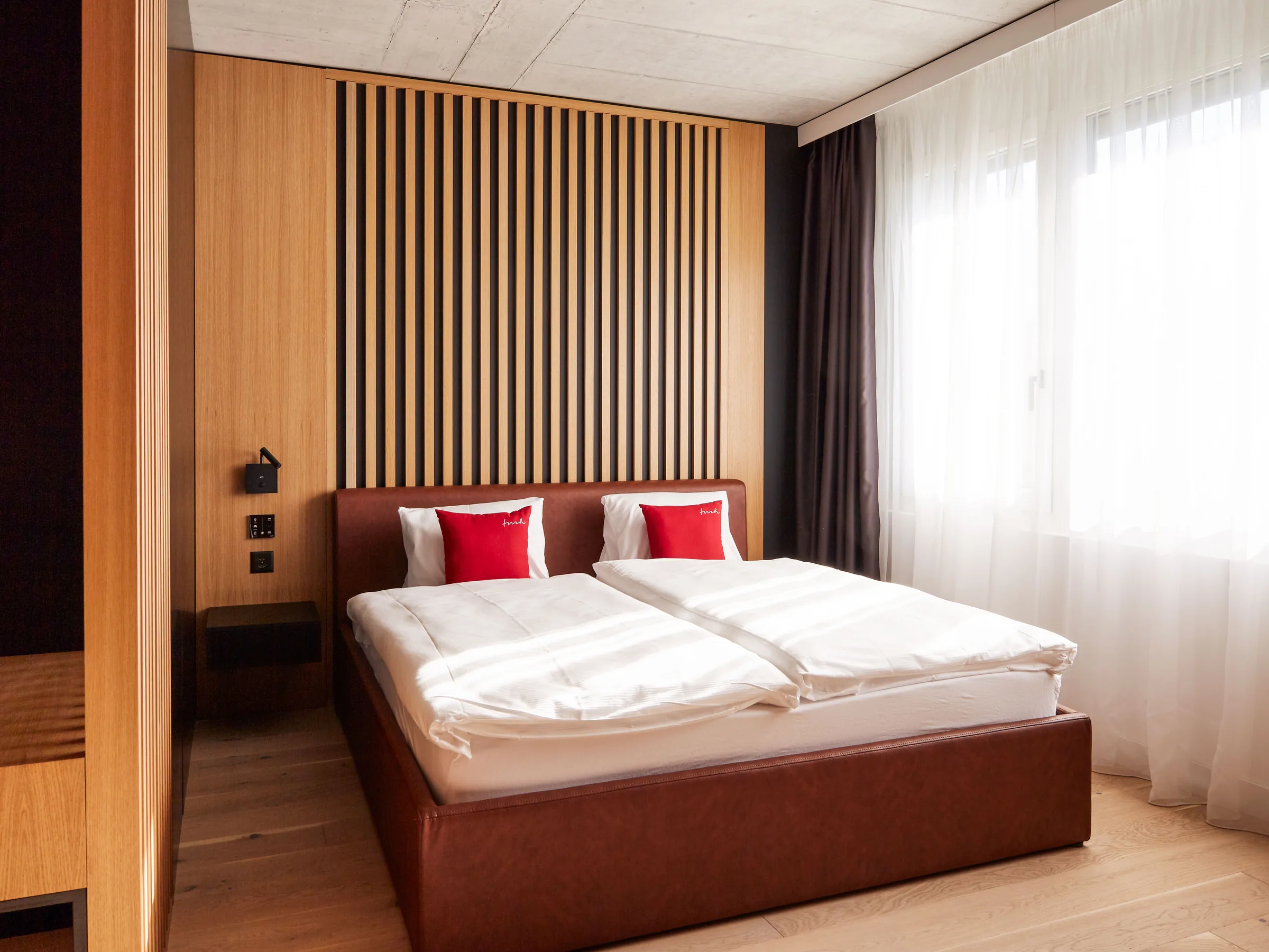Doppelzimmer im Hotel Rigiblick in Küssnacht am Rigi vor einer Wand aus Holzlamellen